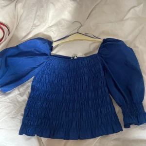Tagg kvar, blå blus - Blå oanvänd blus från Cubus