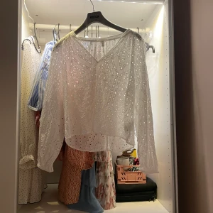 Blus - Kommer från hm, använd 2 gånger💗