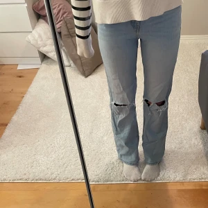 Blåa straight jeans - Blå straight jeans i stl 158