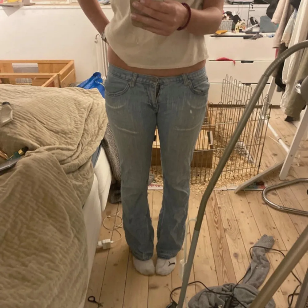 super snygga lågmidjade jeans. midjemåttet är 41 och innerbenslängden är 83💗. Jeans & Byxor.