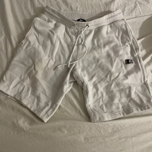 Vita shorts - Använt fåtal gånger. Inga defekter alls. Vid eventuella frågor är det bara att skriva!  