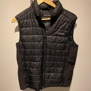 Calvin Klein väst - Säljer en fet Ck väst. Bra skick, priset är inte fastspikat. Skicka för mer info.