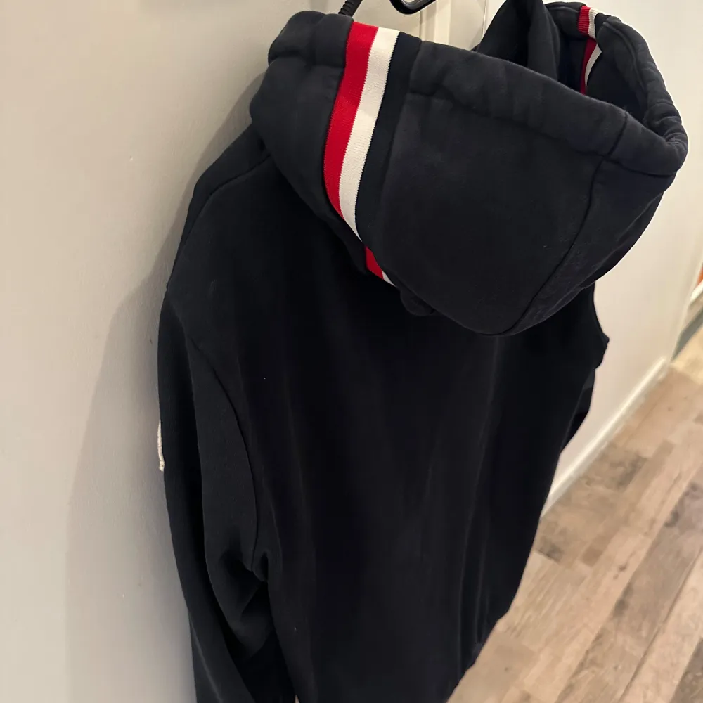 Ritkigt snygg moncler maglia tröja i mörkblå/ navyblue färg tröjan är i 7/10 skick.. Hoodies.