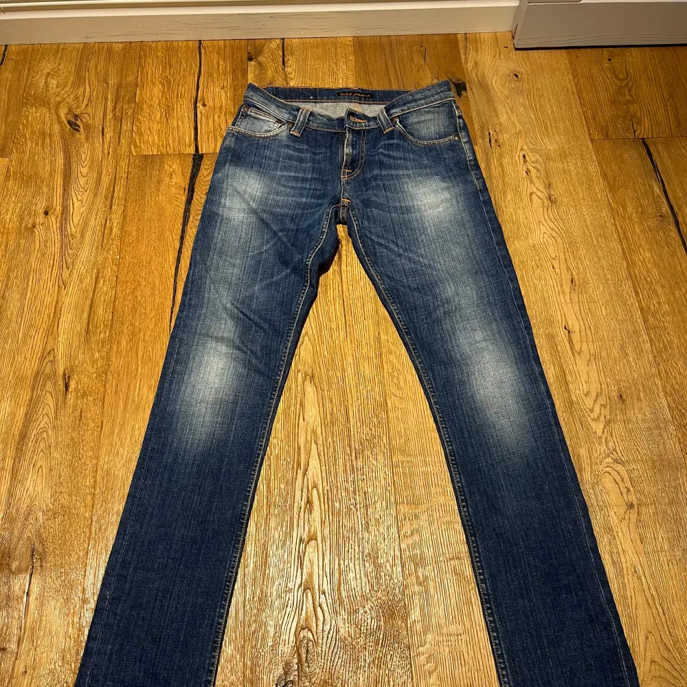 Ett par nudie jeans i en väldigt snygg tvätt och fint skick. Modell: Tight Long John. Storlek: 27/32. Hör av er vid frågor!. Jeans & Byxor.