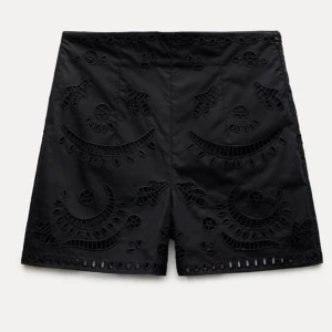 Broderade shorts - Från zara i storlek S, använda 1 gång
