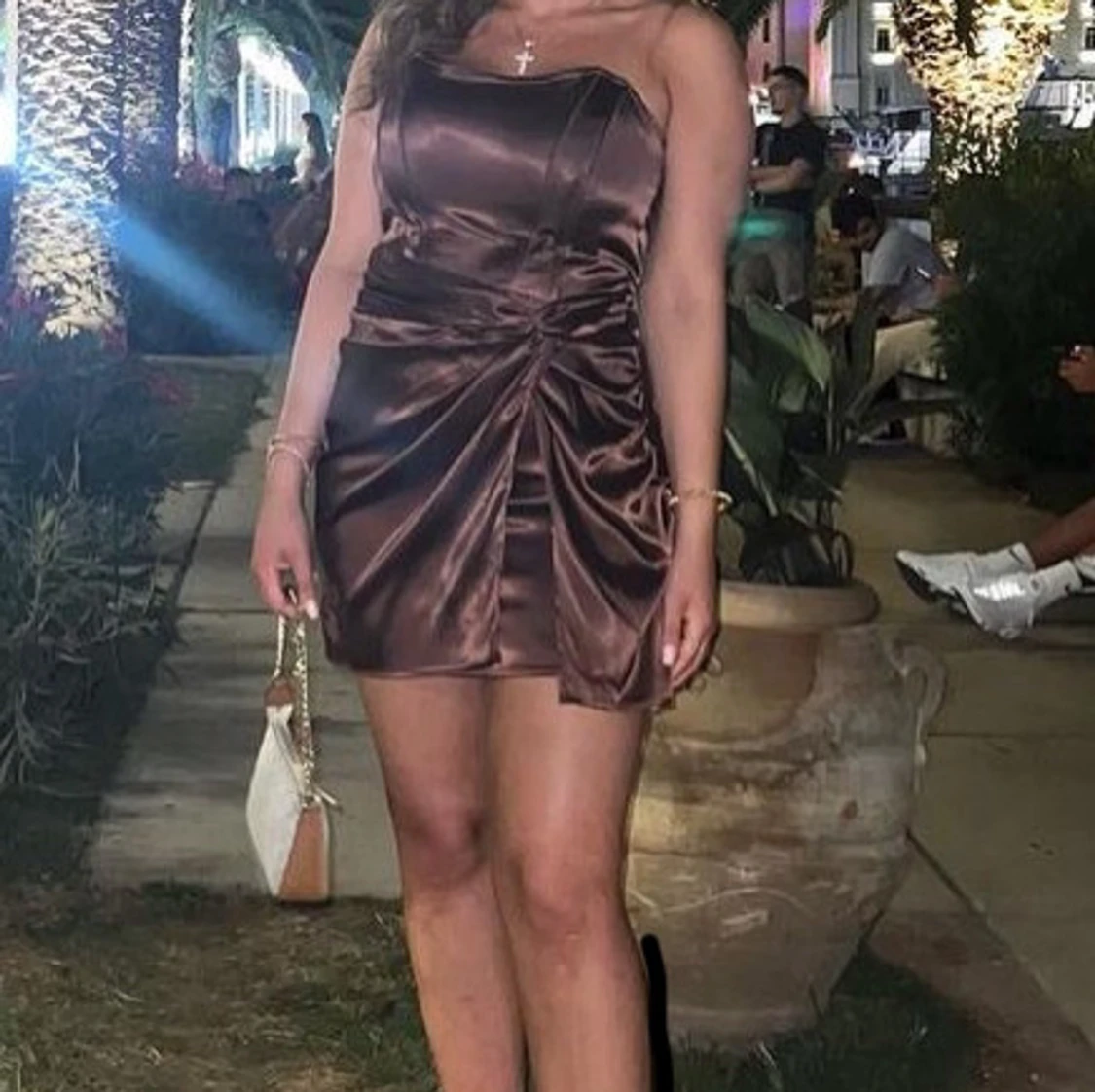 Brun satin klänning 