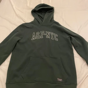 Abercrombie & Fitch - Säljer min Abercrombie & Fitch hoodie. Har använts få gånger. Skick 10/10.