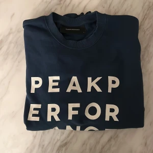 Peak performance  - Blå tröja, storlek S, sparsamt använd, lite töjd runt halsen. Annars Ok skick