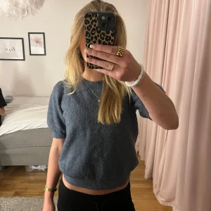 Stickad t shirt - Jättefin o gullig stickad t shirt perfekt inför hösten!❣️ skriv för frågor eller funderingar ❣️