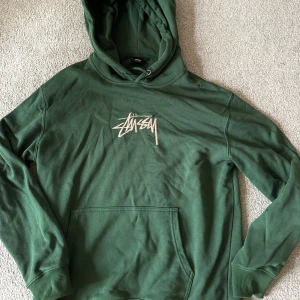 Stussy hoodie - Stussy hoodie i storlek L. Säljs i väldigt bra skick. Modellen är 183cm