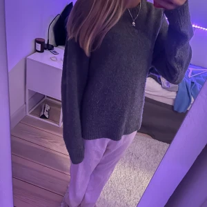 Stickat tröja  - Jätte skön stickat tröja(,konstigt nog!) köpt i USA men är lite för stor för mig! Och är perfekt till hösten!❤️🥰