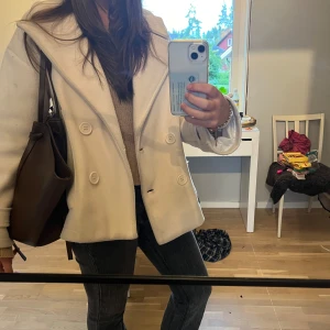 Höst kappa - Säljer denna jättefina kappan från design by si, knappt använd❤️Nypris 757kr