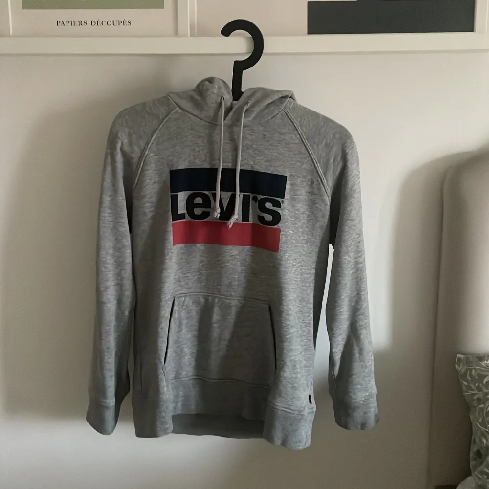 En fin Levis hoodie i storlek xs men skulle säga att det sitter mer som en s.. Hoodies.