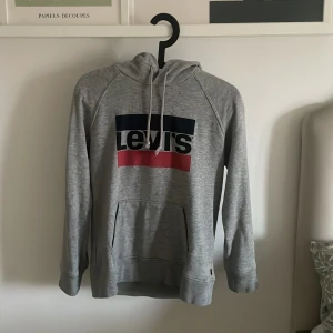 Levis hoodie - En fin Levis hoodie i storlek xs men skulle säga att det sitter mer som en s.