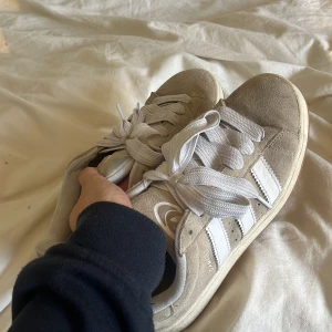 Adidas campus - Adidas campus sneakers i storlek 40 2/3. Bara använda litegrann men fräscha i allmänhet (lite smutsiga men går att göra rena)❤️ Först till kvarn, det är bara att trycka på köp nu!
