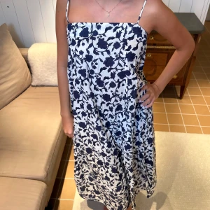 Blommig klänning - Jättefin blommig klänning från zara