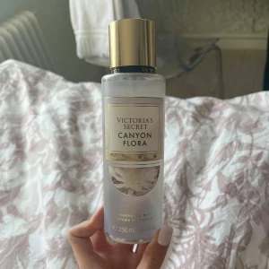 Canyon flora bodymist/parfym från Victoria’s secret - Canyon flora bodymist från Victoria’s secret, 80% kvar💓 nypris ca 400kr💓