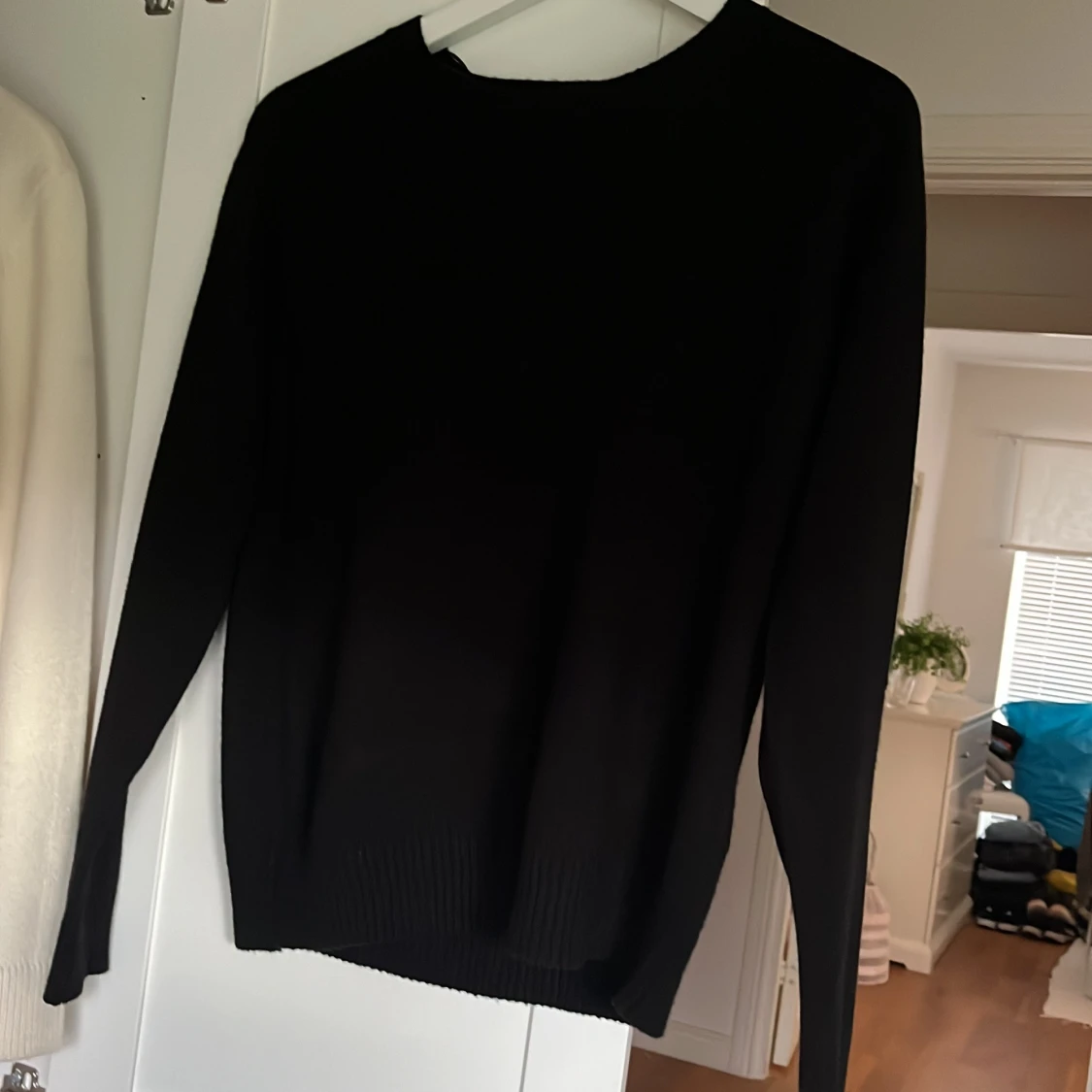 Svart stickad tröja från Hailys