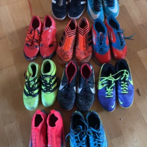 Futsal/inomhusskor säljes  - Säljes futsal/inomhusskor i bra skick , lite olika par från storlek 37-41, skriv vilka ni är intresserade av så skickar jag fler bilder och mer info. Säljes till högstbjudande!  Bara att skriva om man undrar något! 