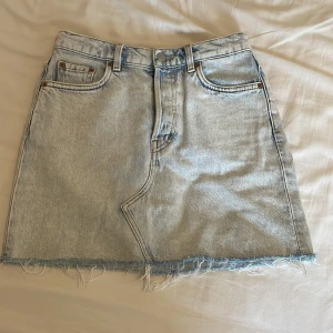 Kort jeanskjol - En fin kort jeanskjol i ljust jeanstyg. Använd fåtal gånger och inget som syns.  Bra kvalité 100% bomulls tyg. Kan skicka fler bilder vid intresse!