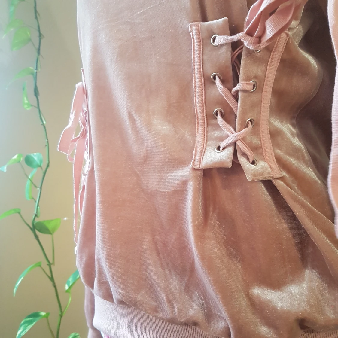 Cool velourtröja m korsettstils-snörning - 91