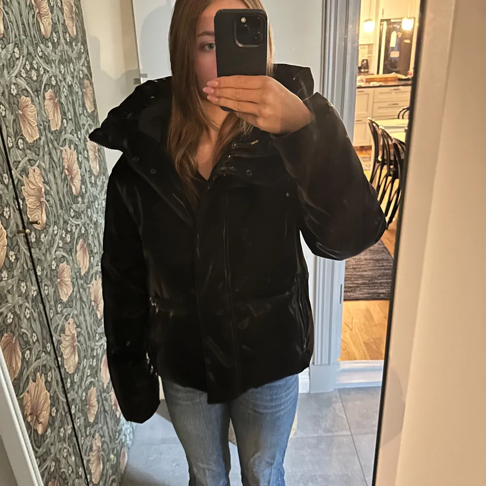 Jätte fin jacka från märket Calvin Klein Jeans. Den är svart glansig och har inga skador alls, köpt i vintras för 2 300kr. . Jackor.