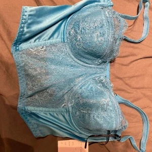 Korsettopp  - Superfin oanvänd från primark. Lika modell som den rosa på tredje bilden. Storlek 75c men passar även större (75g). 