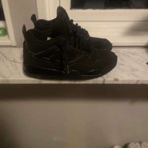 Jordan 4 black cat - Är i använt skick, priset går att diskuteras vid snabb affär:)