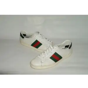 Gucci Ace Sneakers (Grön) | Mycket fint skick | Sitter som en halv storlek större | Nypris: 7000kr | Medföljer: Original Box, Dust Bags samt Kort | Spårbar frakt via Postnord / Instabox, köparen betalar frakten |Tveka inte att höra av dig vid frågor📩