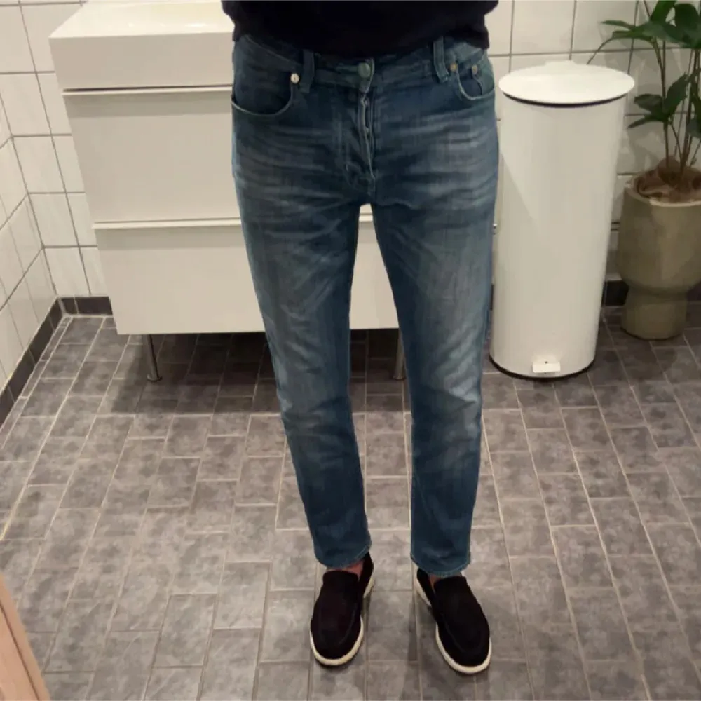 Säljer dessa riktigt snygga jacob cohen som är köpta i somras. Storlek 31. Skickas samma dag! . Jeans & Byxor.