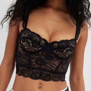 Spets topp - Säljer denna spets topp ifrån nakd i storlek M som mer sitter som en S. Köpt på Plick men passade tyvärr inte därför finns inga fler bilder. 