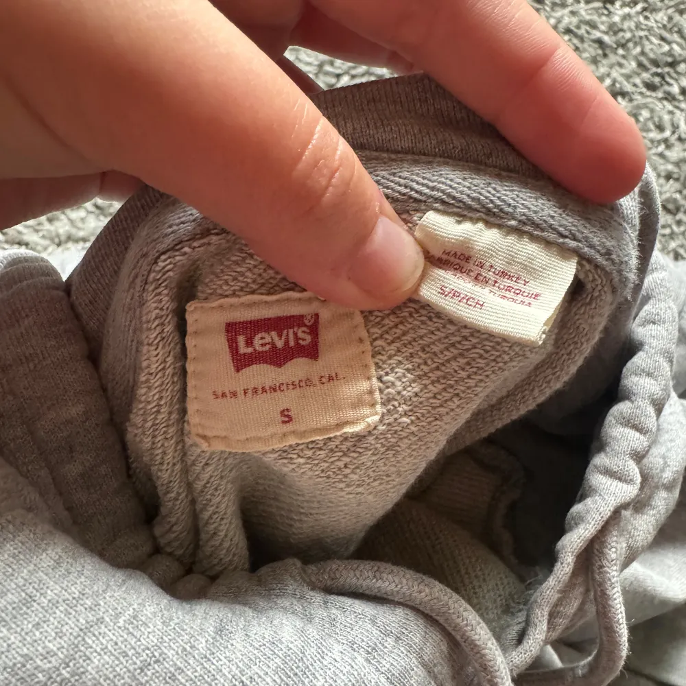 Extremt skön hoodie från Levi’s men den kommer aldrig till användning. . Hoodies.