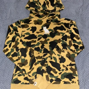 A Bathing Ape x Octobers Very Own - En sjuk hoodie som jag helst inte vill sälja men behover pengar. Farsan överraskade mig med denna för nåt år sen. Har typ aldrig haft den på mig. Pris på hoodien just nu är 9000 men jag säljer den för 3500. 