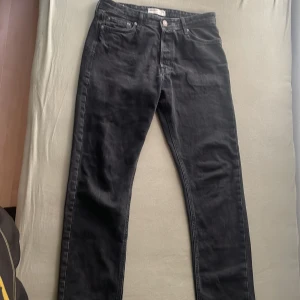 Svarta jeans från JACK&JONES - Helt oanvända svarta jeans från jack&jons med storleken 31/32. Jeansen är extremt sköna och sitter väldigt bra. Glöm inte att inte tvätta jeans för ofta och speciellt inte svarta!