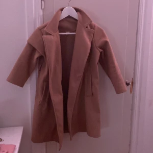 En höst kappa  -  Tunt fodrad kappa perfekt nu till hösten  Längd cirka 70 cm. För barn 10-12 år.