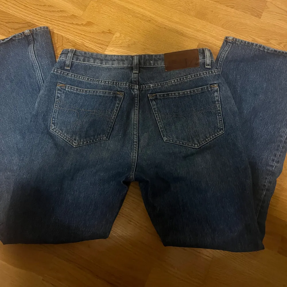 Snygga lågmidjade bootcut/straight jeans. Köpte dem på Vinted för 350 men de var för korta💕Säljer billigare vid snabb affär 🤷‍♀️. Jeans & Byxor.