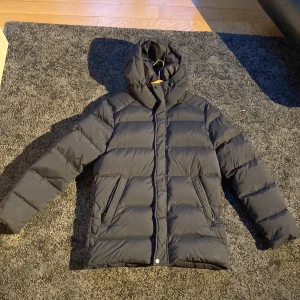J Lindberg dunjacka herr - Tjena säljer nu min vinterjacka som endast samlar damm, jackan är i nyskick men två stycken fläckar som inte är märkvärdiga, har du några frågor eller funderingar är det bara att skriva, mvh