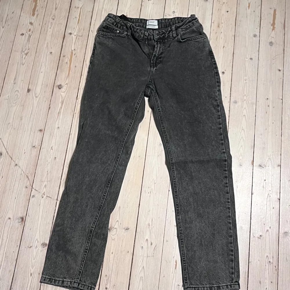 säljer mina gamla jeans som är för små! Storleken är W27 och färgen är dark grey men dom är nästan helt svarta! Modellen är street loose grunt! Skick 8/10 fint . Jeans & Byxor.