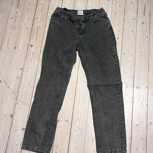 Grunt jeans  - säljer mina gamla jeans som är för små! Storleken är W27 och färgen är dark grey men dom är nästan helt svarta! Modellen är street loose grunt! Skick 8/10 fint 