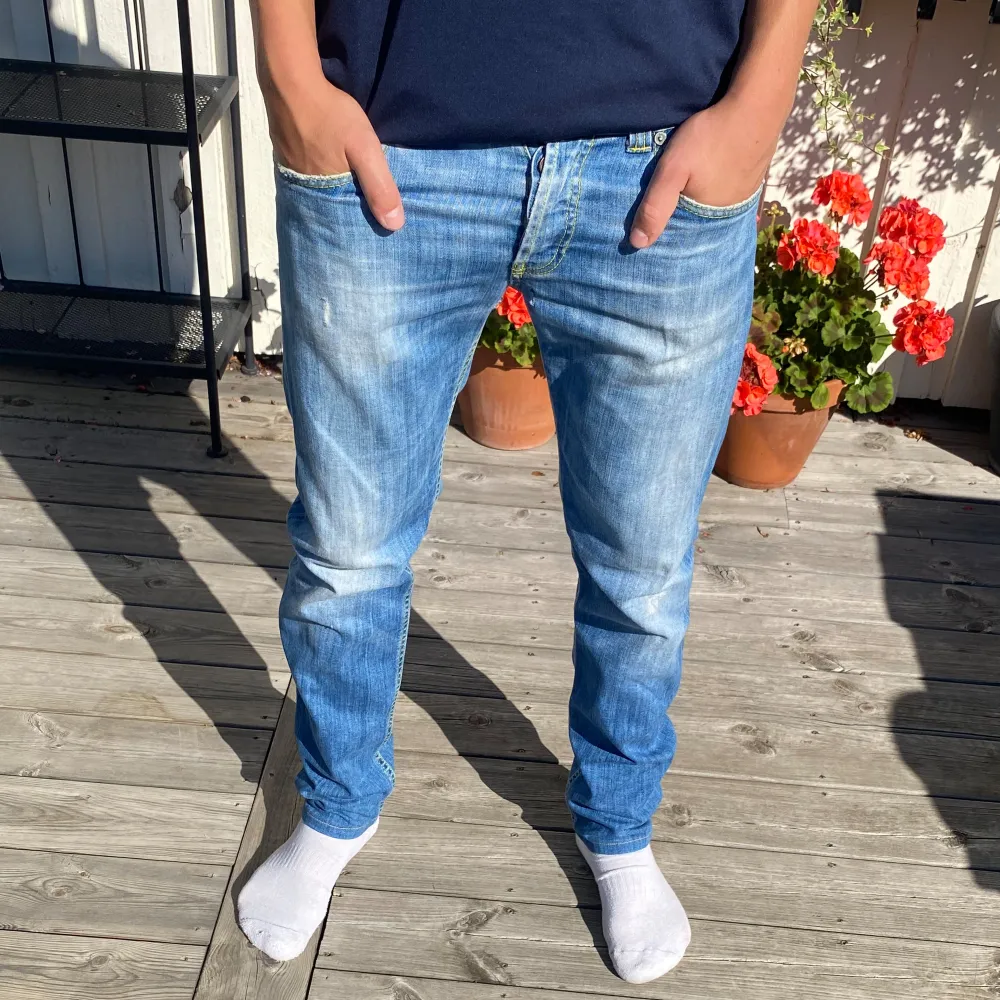 | Riktigt feta Dondups i ljusblå | Skick 8/10 | Modellen på bilden är 181cm | Tveka inte på att skriva om du har frågor eller funderingar💫. Jeans & Byxor.