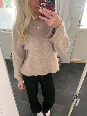 Stickad mohairtröja - Stickad mohairtröja från H&M. Stl XS och liten i storleken. Bra skick💞