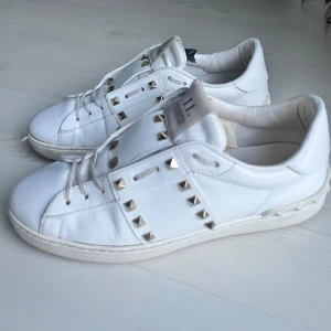 Valentino  - Nu finns dessa sjukt snygga valentinos ute 🌟 Dom är sjukt fräscha och knappt nån defekt förutom på sista bilden som ni ser 🙌 Skorna är storlek 42 och enbart skorna följer med denna gången🙏