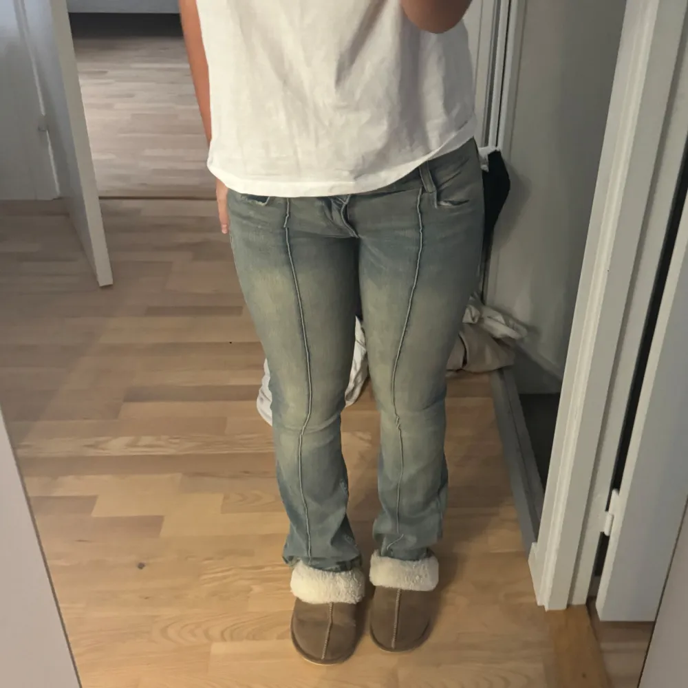 Säljer dessa super snygga jeans då de ej kommer till användning!❤️. Jeans & Byxor.