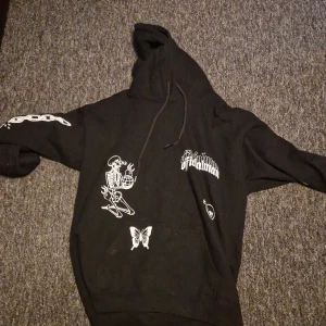 Cool graphic hoodie - Riktigt fet svart hoodie med tryck Inköpt från boohooman Storlek S men passar som M  Skriv för frågor