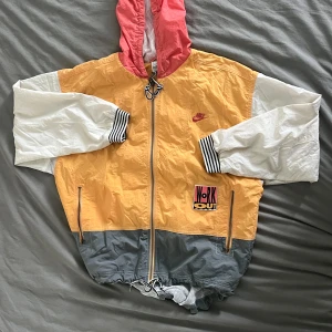 Nike vintage 80’s track jacket - Hej! Säljer en vintage jacka från Nike i bra skick,den är i storlek M och för mer information är det bara att skriva till mig ☺️