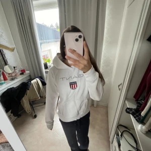 Vit gant hoodie - Jätte fin vit gant hoodie. Sparsamt använda. Pytte lite nopprig men inget man märker. Storlek 158/164/ 13-14 år men passar xxs och xs. Köpt för 900 säljer för 350