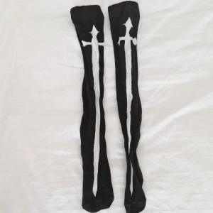 Svartvita knee highs - Långa svarta strumpor med vit svärd-design 🖤 Inköpta på C.U.M i Sthlm. Lite tråddragning, se bilder. I övrigt som nya!