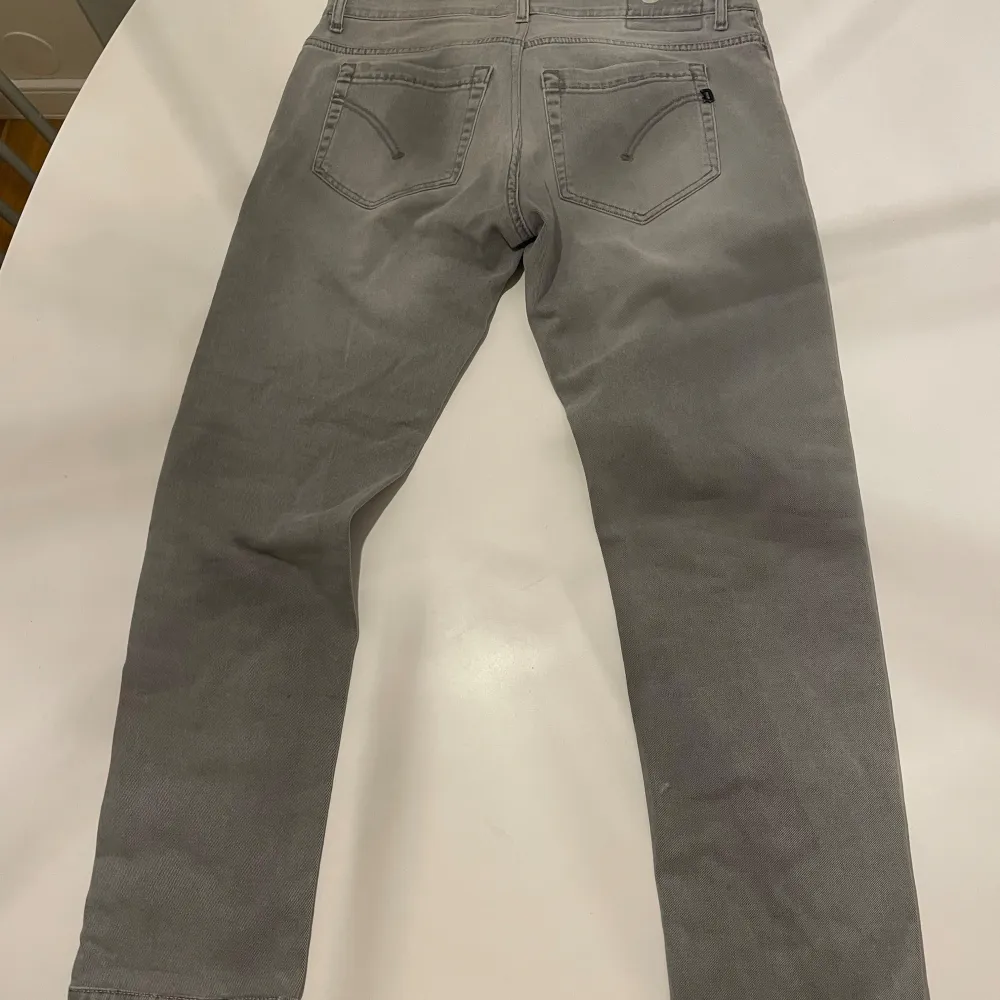 Ett par snygga gråa dondup jeans i 9/10. Storlek 36 men väldigt små i storleken små i storleken. Passar 178-185. Jeans & Byxor.