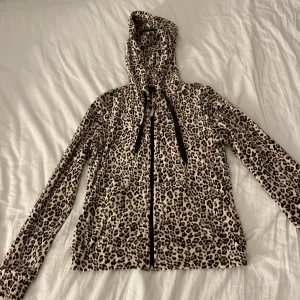Leopard tröja - Jättebra skick nästan helt ny. Tröja med dragkedja och luva