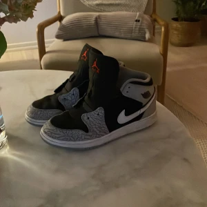 Säljer Jordan 1 elephant print storlek 38,5 - Använt hyfsat skick